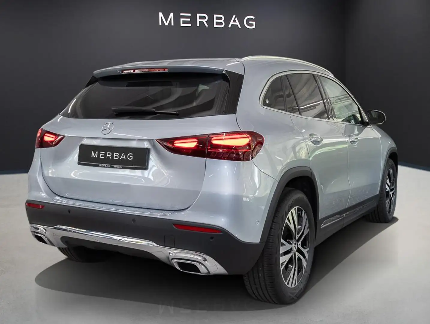 Mercedes-Benz GLA 180 STH SpurW W-Paket KeyLess ParkAss. ACC Silber - 2