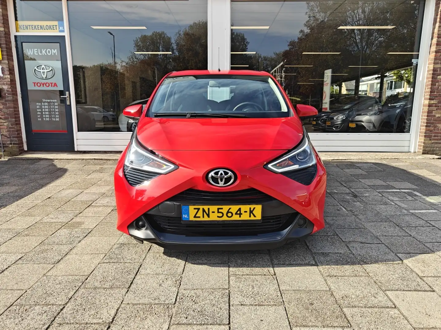 Toyota Aygo 1.0 VVT-i x-play AUTOMAAT Rood - 2