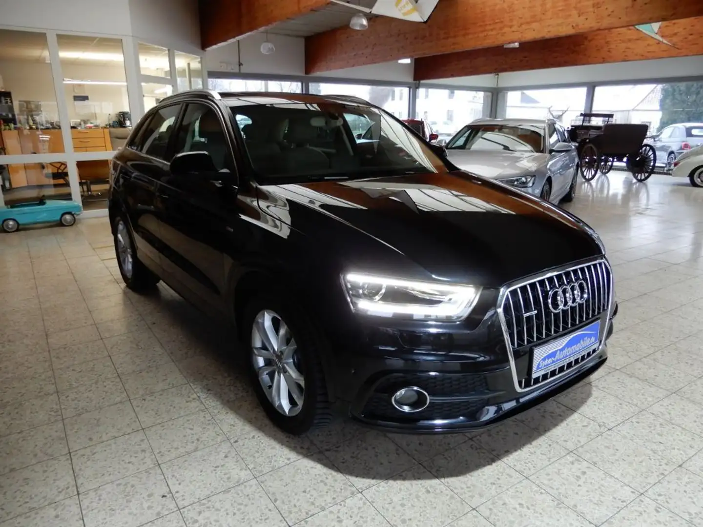 Audi Q3 2.0 TDI quattro S tronic, S-Line, AHK,Pano,Xe Schwarz - 1