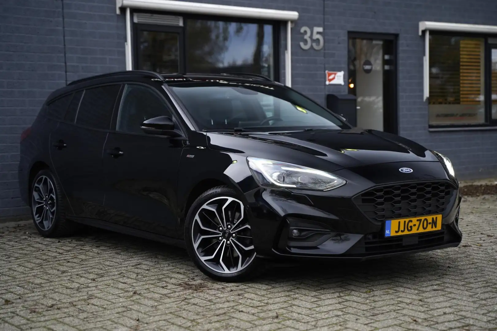 Ford Focus Wagon 1.5 EcoBoost ST Line 182pk, Automaat, Navi Zwart - 2
