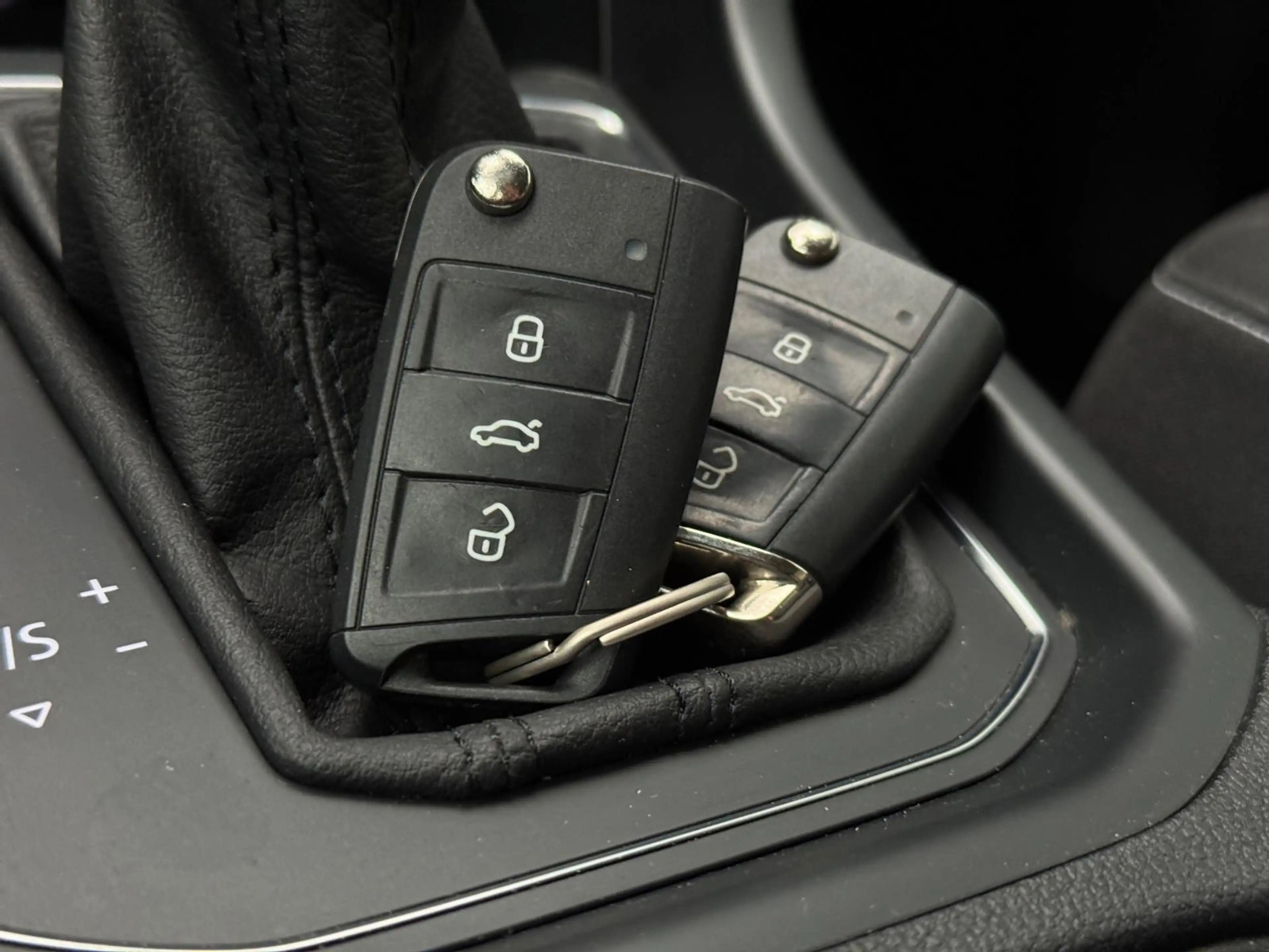 Volkswagen Touran Active 1.5 TSI DSG 7-Sitze Navi ACC SHZ — photo 21