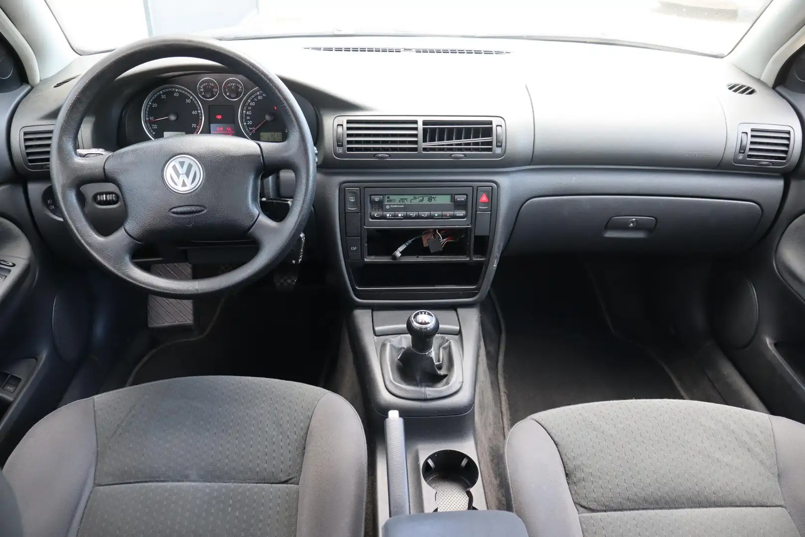Volkswagen Passat 1.6 Turijn Climate control, Trekhaak, Elektrische Zwart - 2