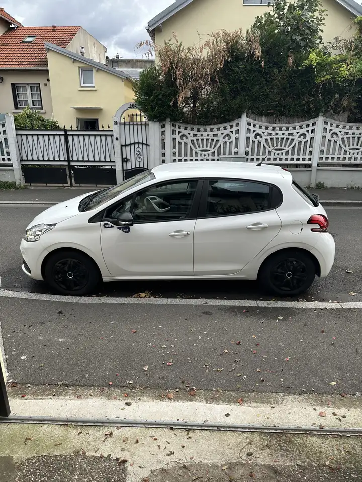 Peugeot 208 1.0 PureTech 68ch BVM5 Like