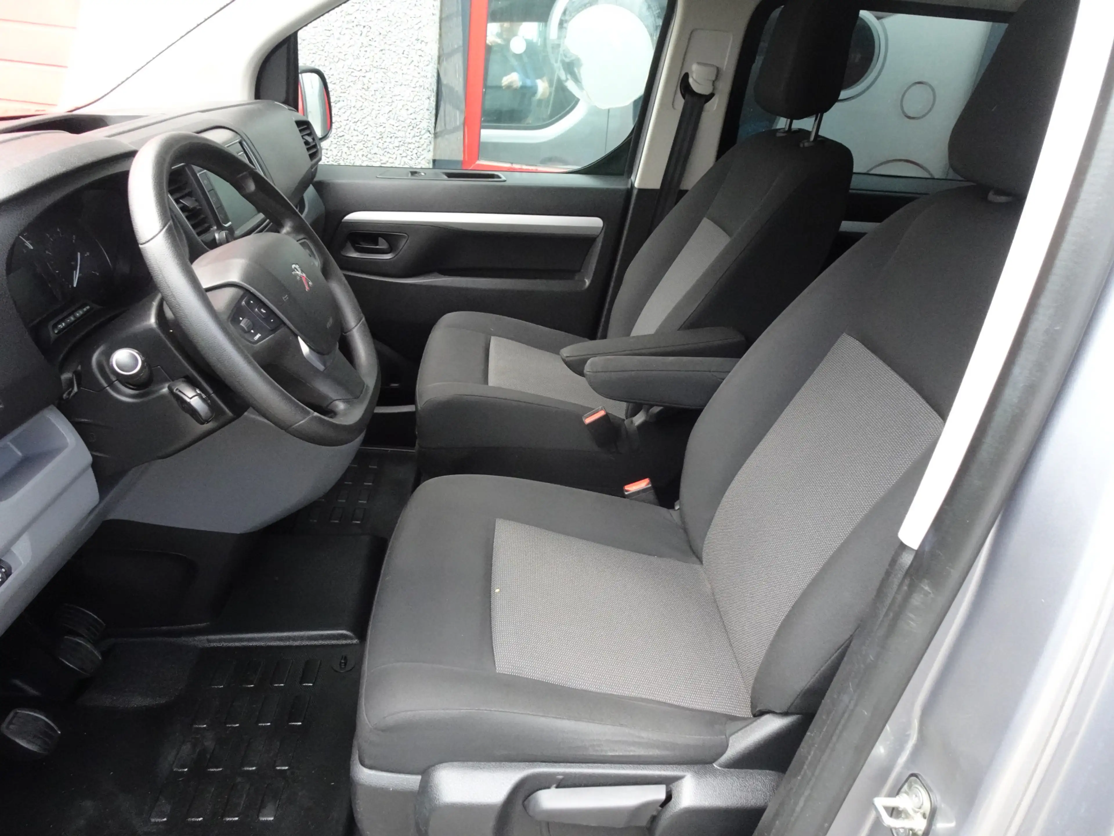 Peugeot Expert 2.0 BlueHDI 120 Long Asphalt DC — photo 10