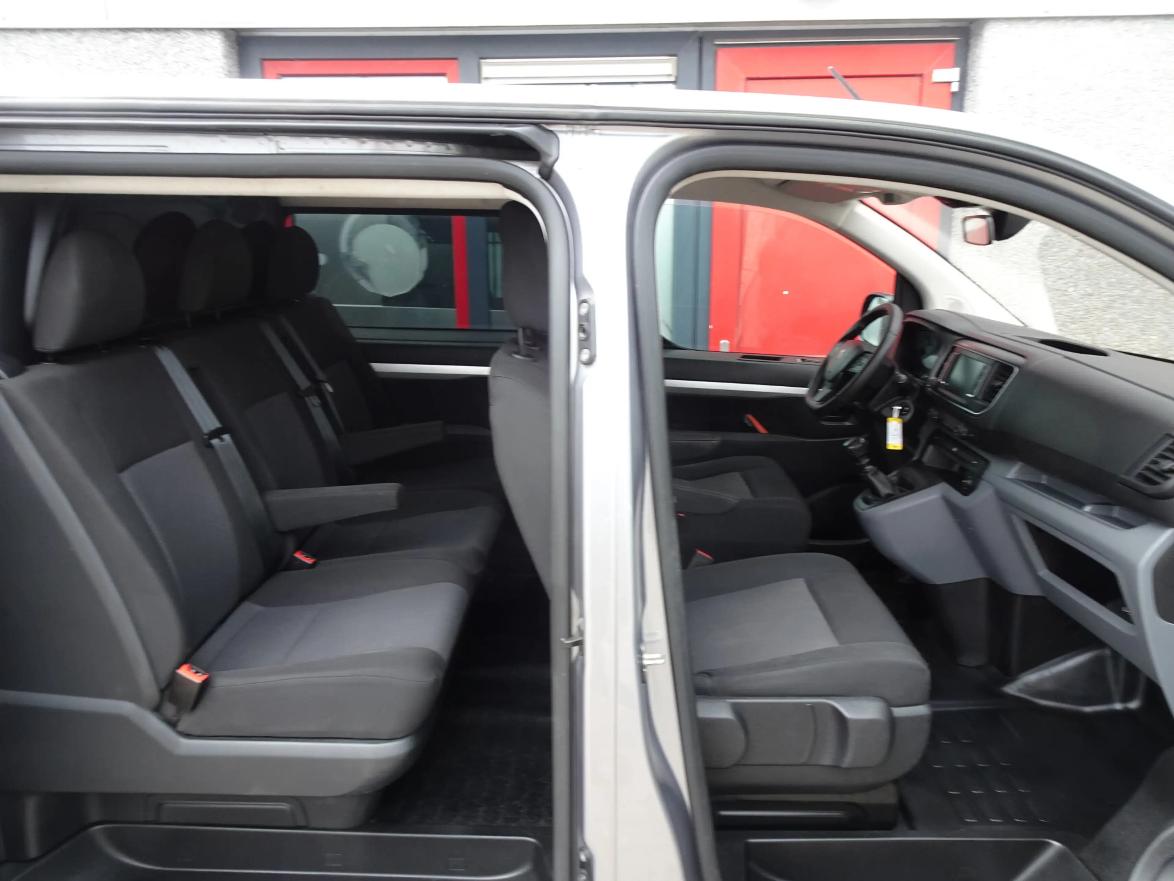 Peugeot Expert 2.0 BlueHDI 120 Long Asphalt DC — photo 11
