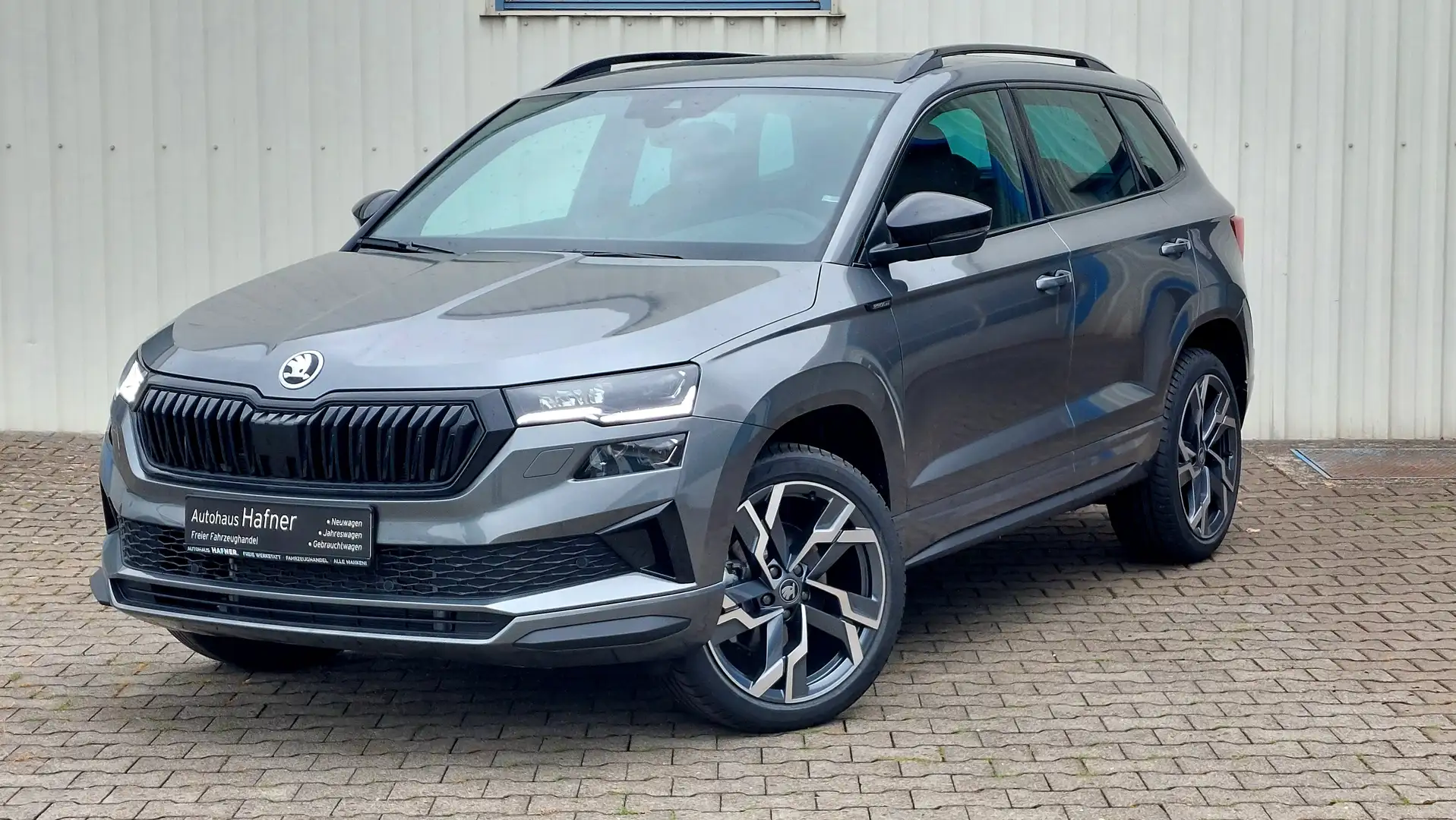 Skoda Karoq 2.0 TSI DSG Sportline 4x4 *AHK *Pano Grau - 1