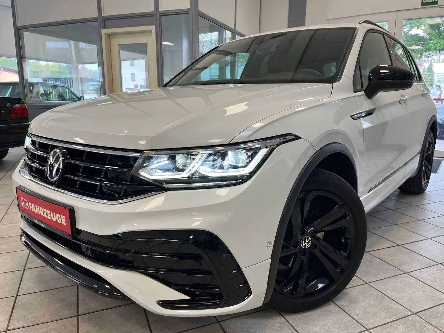 Volkswagen Tiguan 2.0 TDI R-Line LED / NAVI / AHK / Digital Weiß - 1