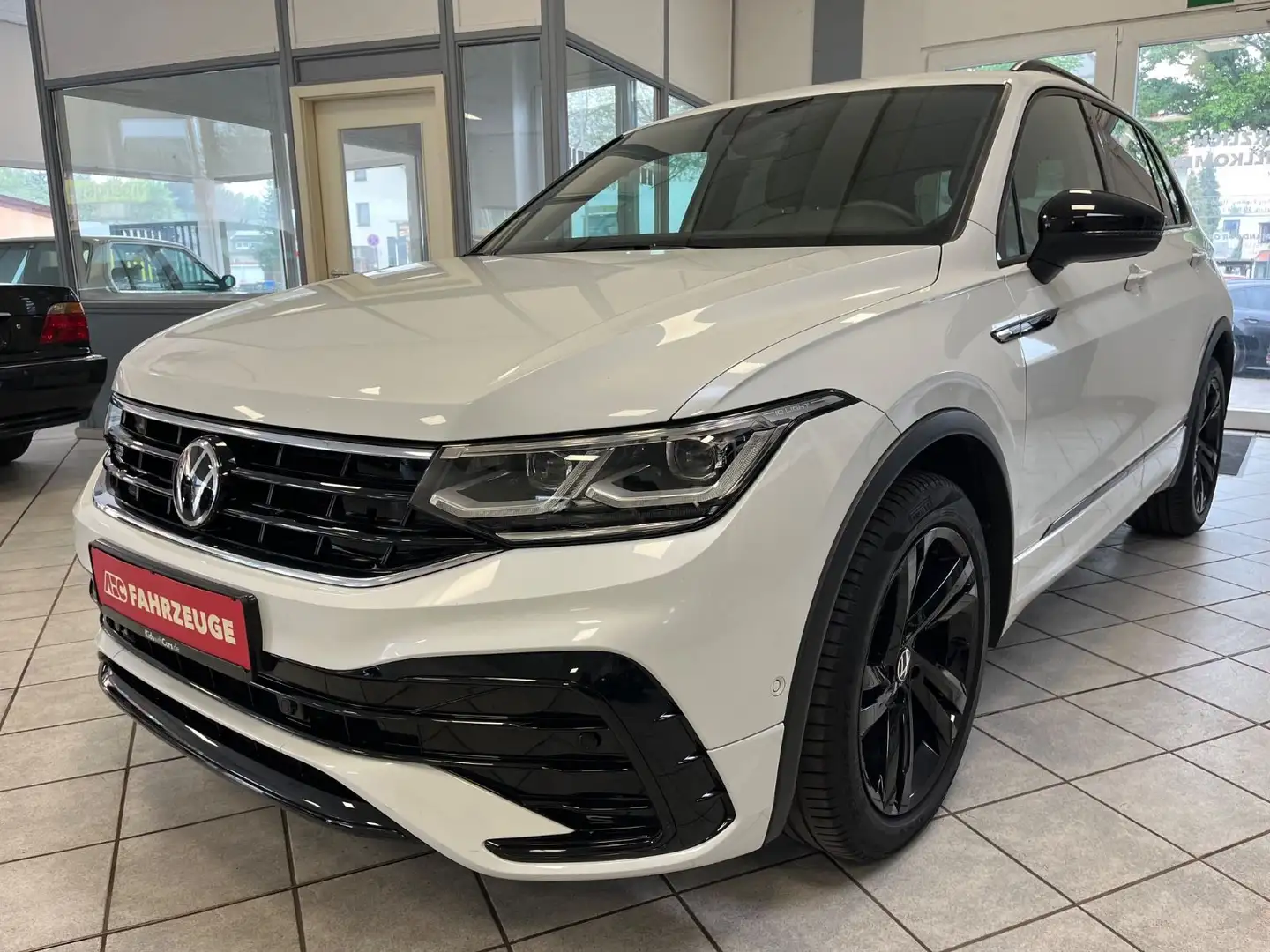 Volkswagen Tiguan 2.0 TDI R-Line LED / NAVI / AHK / Digital Weiß - 2