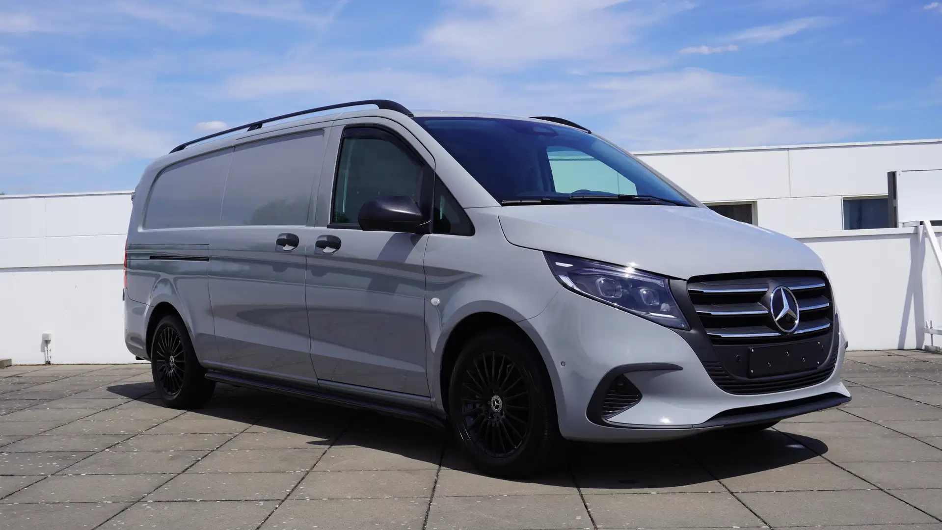 Mercedes-Benz Vito 119 CDI L3/AIRMATIC/DISTRONIC/17"/9G-TRONIC/MBUX Grijs - 1