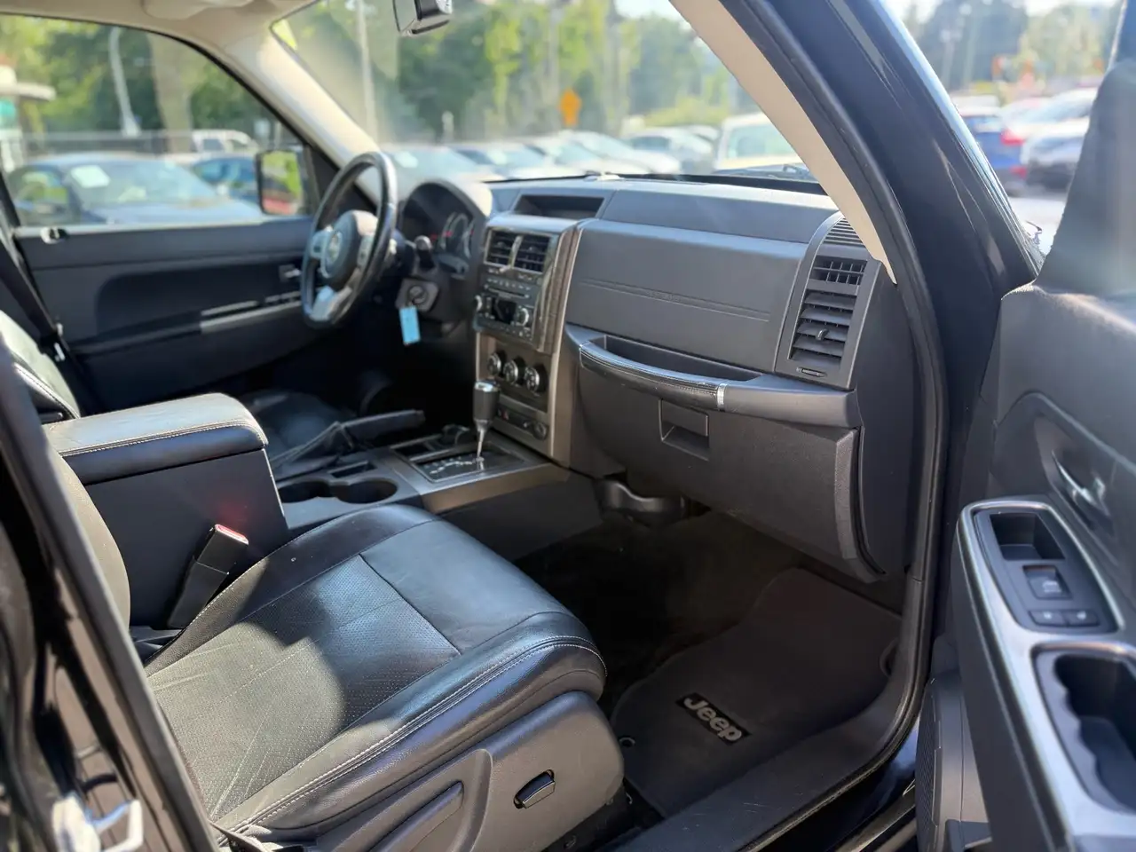 Jeep Liberty снимка Jeep Liberty