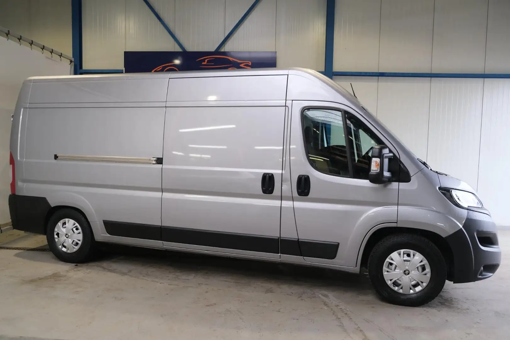 Peugeot Boxer 435 2.2 BlueHDi 165 L3H2 Zwaar Premium Grijs - 2