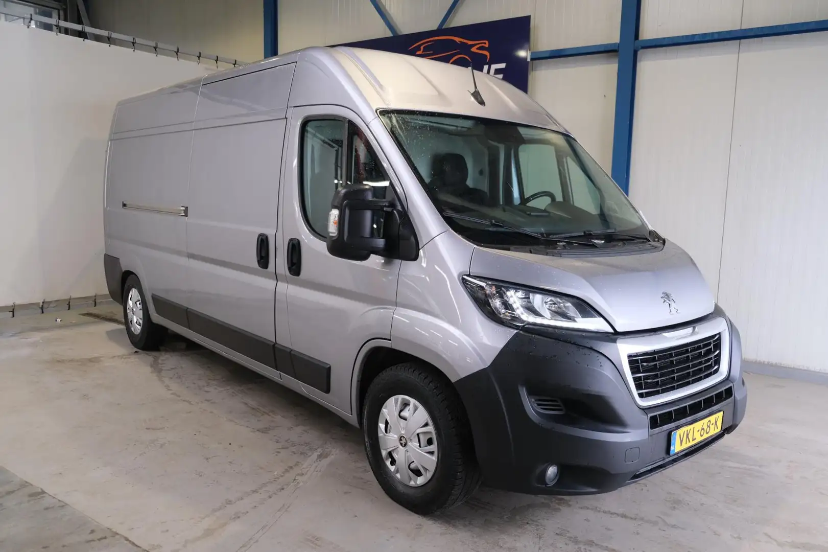 Peugeot Boxer 435 2.2 BlueHDi 165 L3H2 Zwaar Premium Grijs - 1