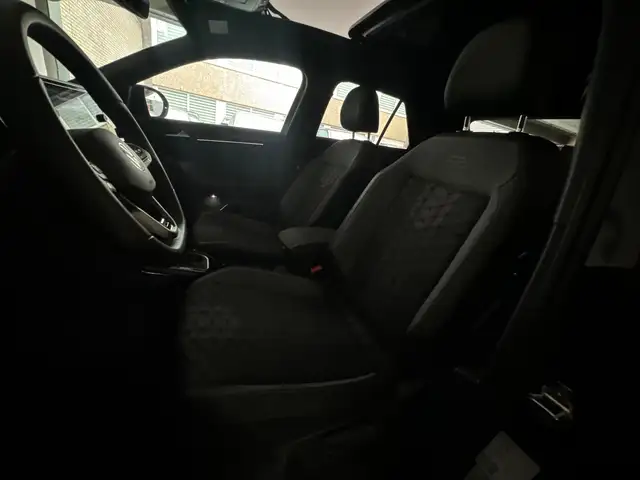 Volkswagen T-Roc view 9