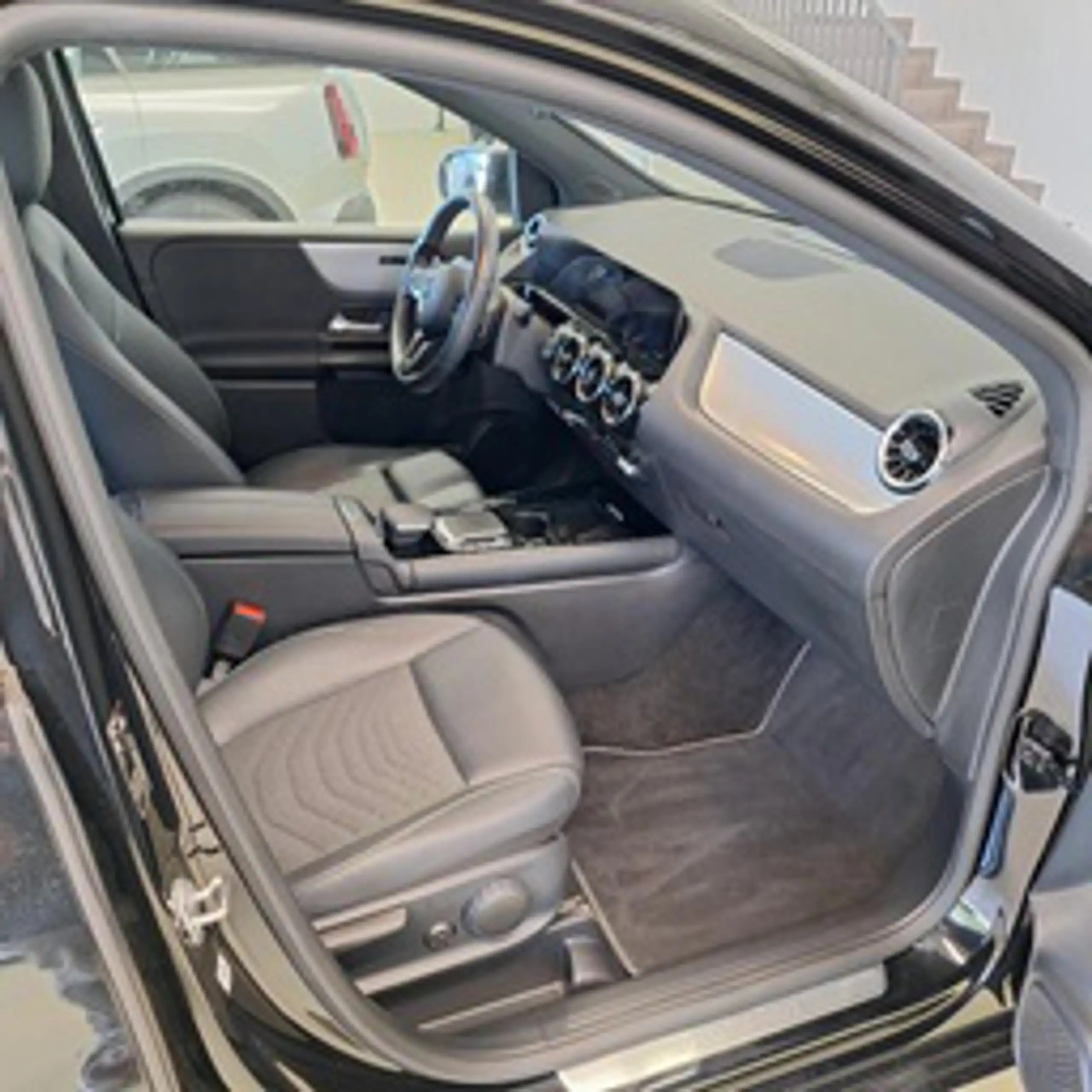 Mercedes-Benz B 180 B 180 NAVI KLIMAAUT LED TEMPO MFL SHZ KAMERA T-Leder — photo 6