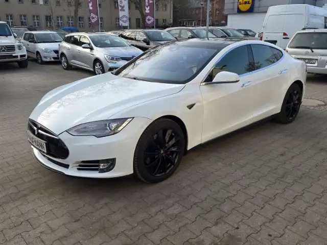 Tesla Model S 85