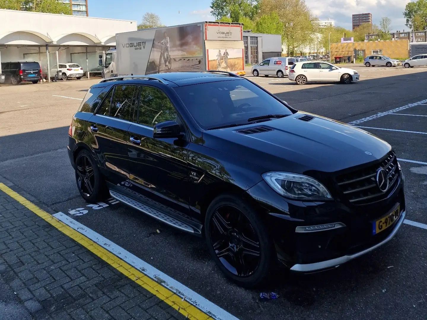 Mercedes-Benz ML 63 AMG SPEEDSHIFT 7G-TRONIC PERFORMANCE PACKAGE DESIGNO.. crna - 2