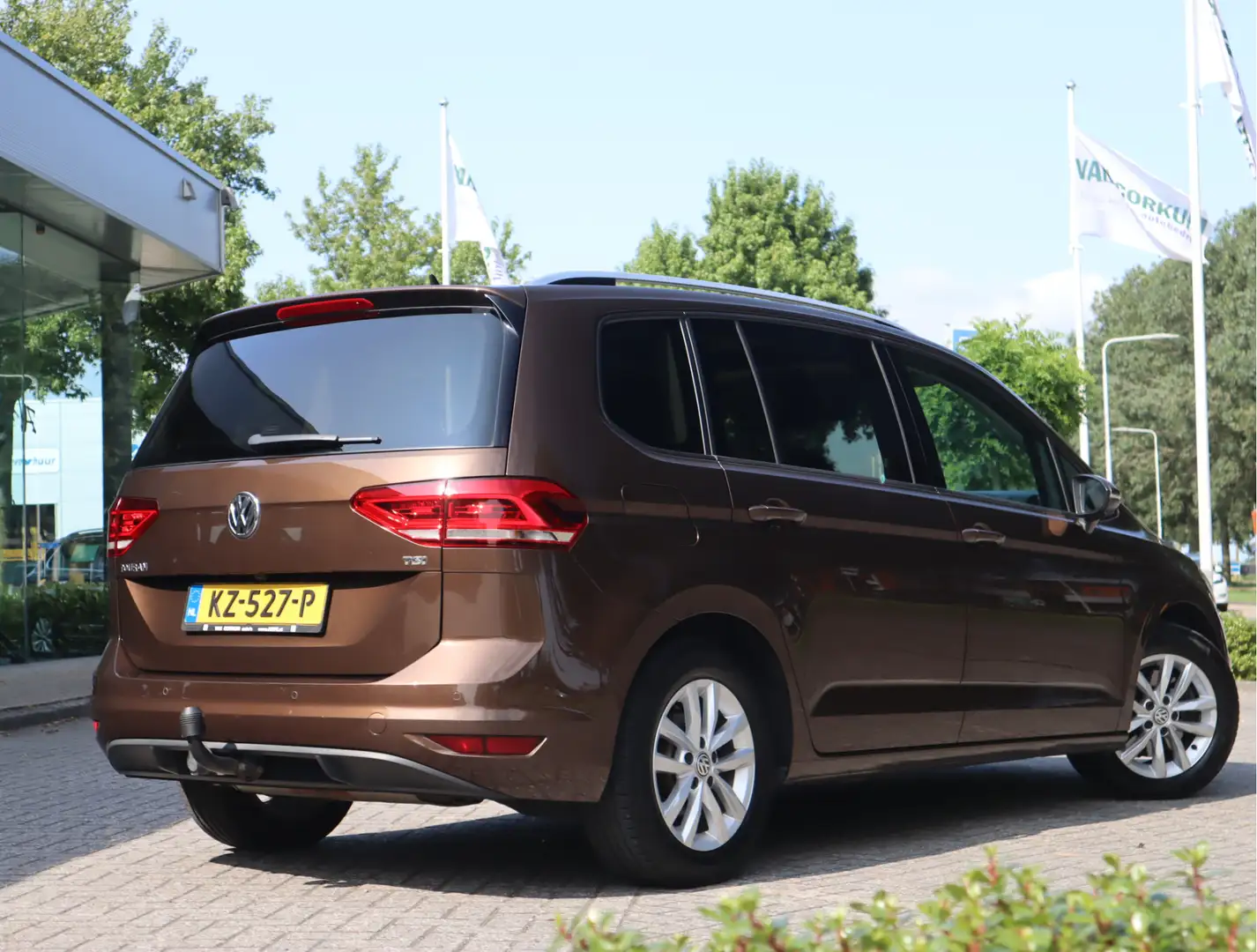 Volkswagen Touran 1.2 TSI Connected Series 7 Persoons Marrón - 2
