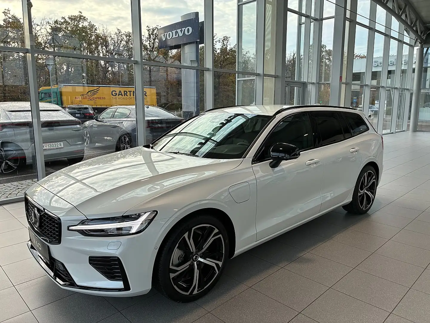 Volvo V60 T6 AWD PHEV Plus Dark Aut. Weiß - 2