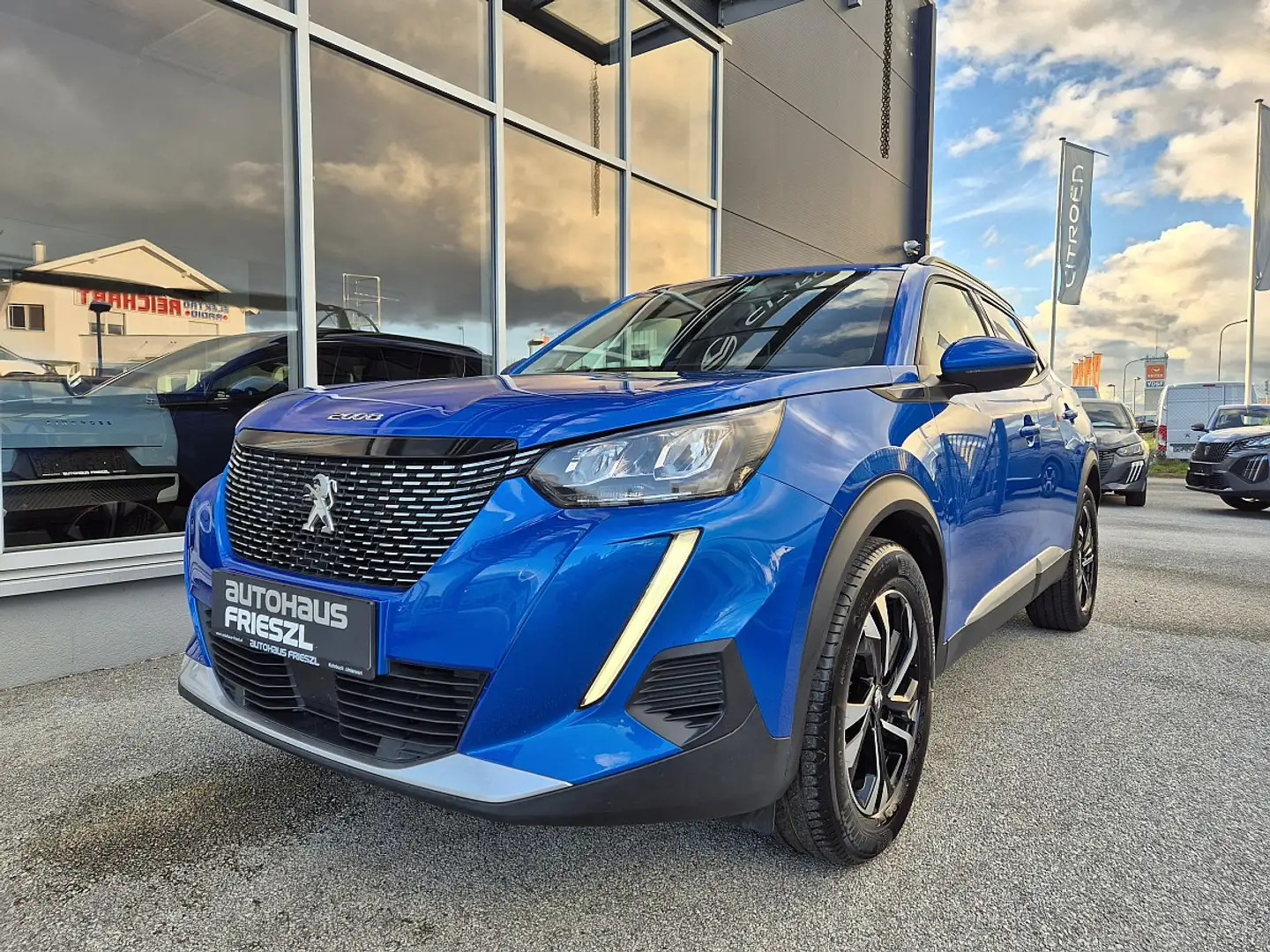 Peugeot 2008 BlueHDi 130 S&S Allure EAT8 Blau - 1