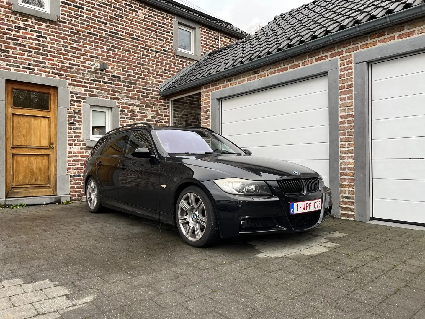 BMW 318 d pack M Zwart - 1