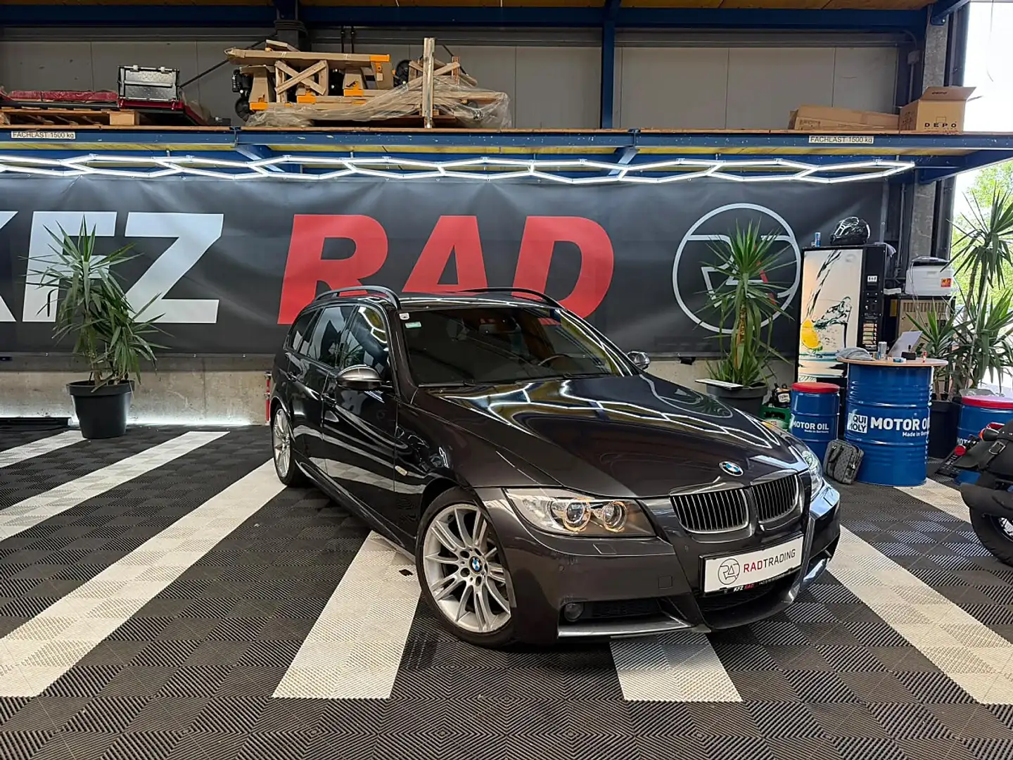 BMW 325 d Touring M-Paket *SHZ* *NAVI* Grau - 1