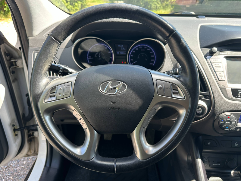 Hyundai iX35 Comfort 2WD Klimaautomatik Teilleder 4xSitzheizung Navi — photo 17