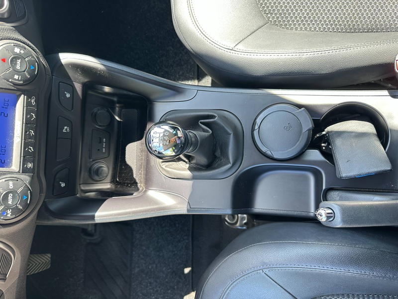Hyundai iX35 Comfort 2WD Klimaautomatik Teilleder 4xSitzheizung Navi — photo 24