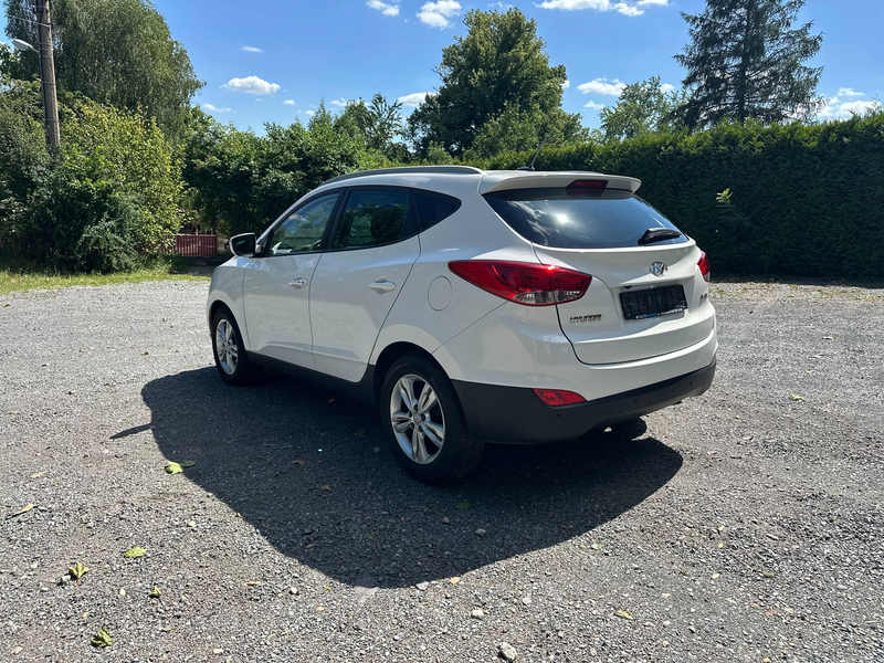 Hyundai iX35 Comfort 2WD Klimaautomatik Teilleder 4xSitzheizung Navi — photo 3