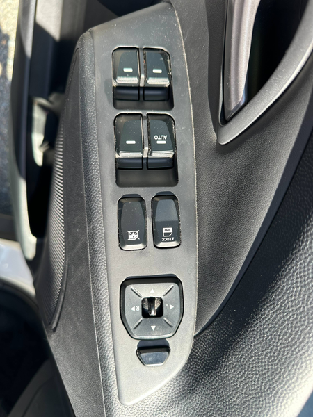 Hyundai iX35 Comfort 2WD Klimaautomatik Teilleder 4xSitzheizung Navi — photo 14