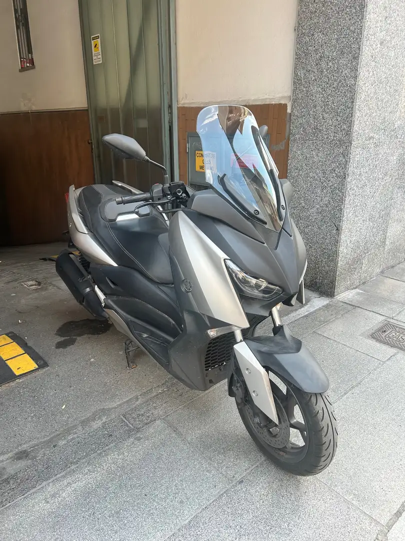 Yamaha X-Max 300 grigio metallizzato - 2