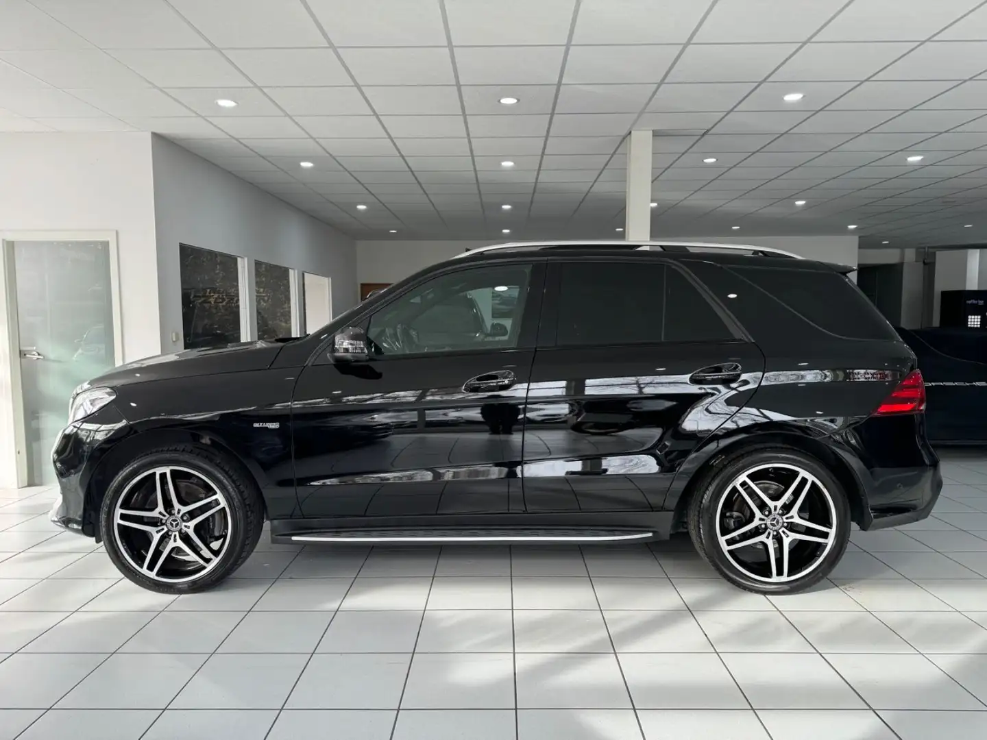 Mercedes-Benz GLE 43 AMG 4M*9G*PANO*H&K*COMAND*360°*AIRMATIC* Fekete - 2