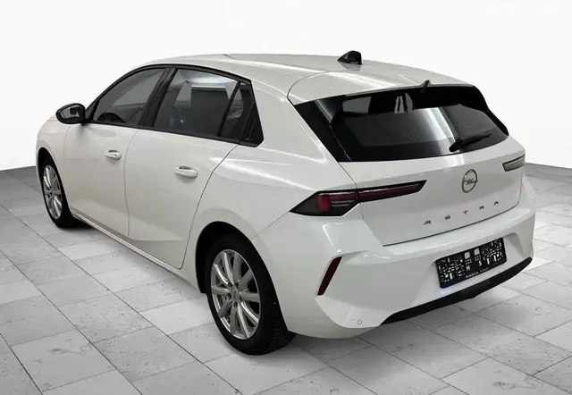 Opel Astra view 3