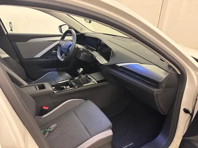 Opel Astra view 7
