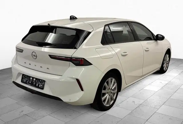 Opel Astra view 4