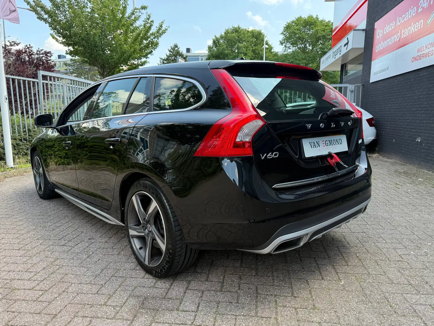 Volvo V60 2.4 D6 Twin Engine R-Design Zwart - 2