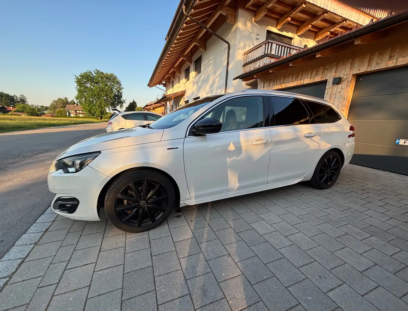 Peugeot 308 308 SW 1,6 BlueHDi 120 GT Line S Weiß - 2