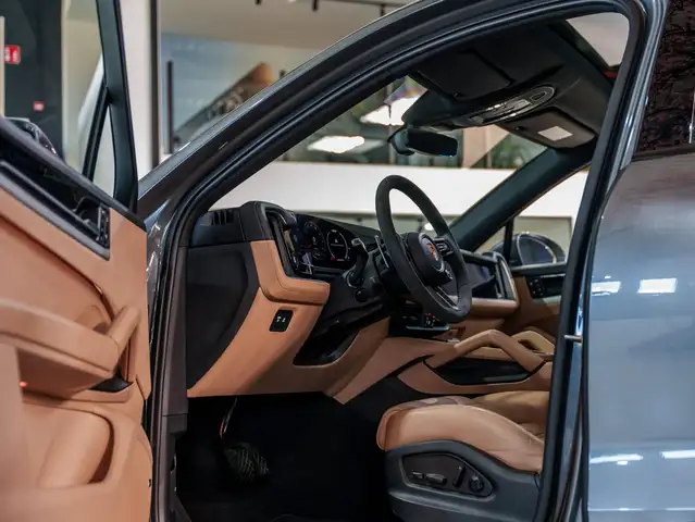 Porsche Cayenne view 13