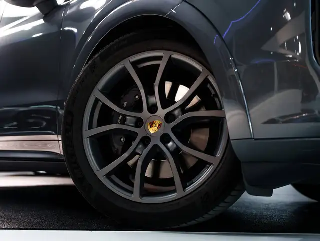 Porsche Cayenne view 6