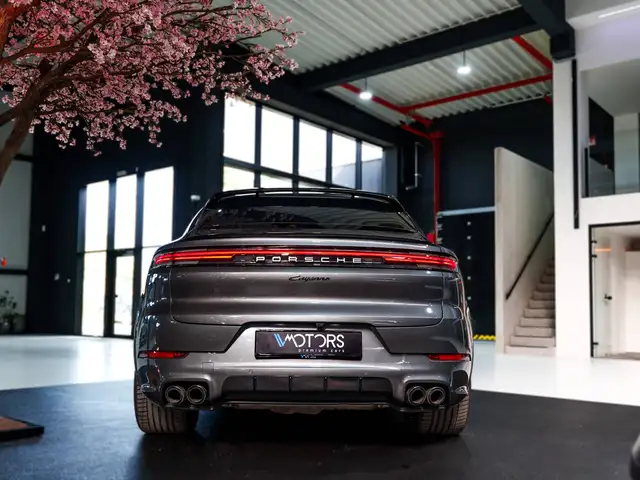 Porsche Cayenne view 3
