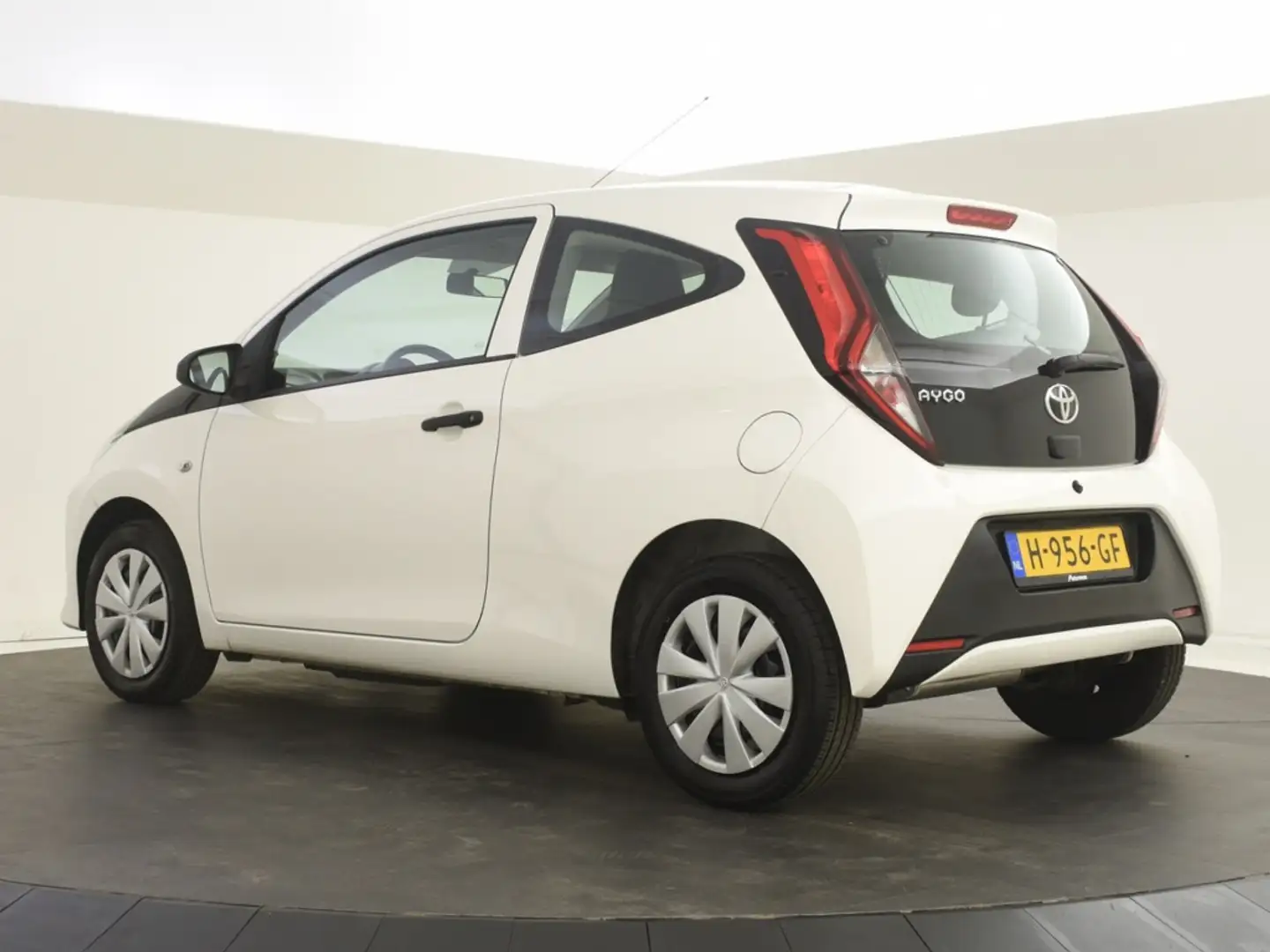 Toyota Aygo 1.0 VVT-i x-fun Weiß - 2