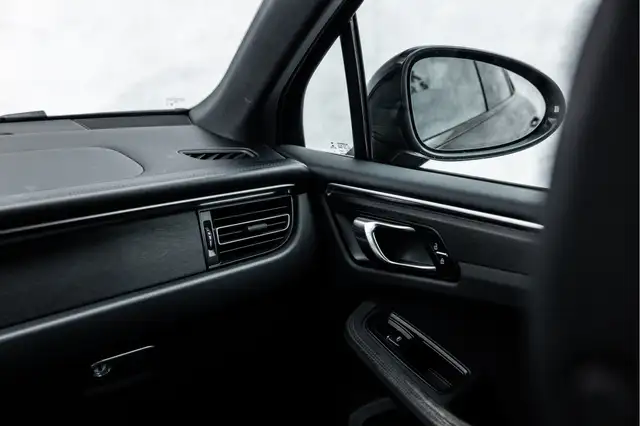 Porsche Macan view 22