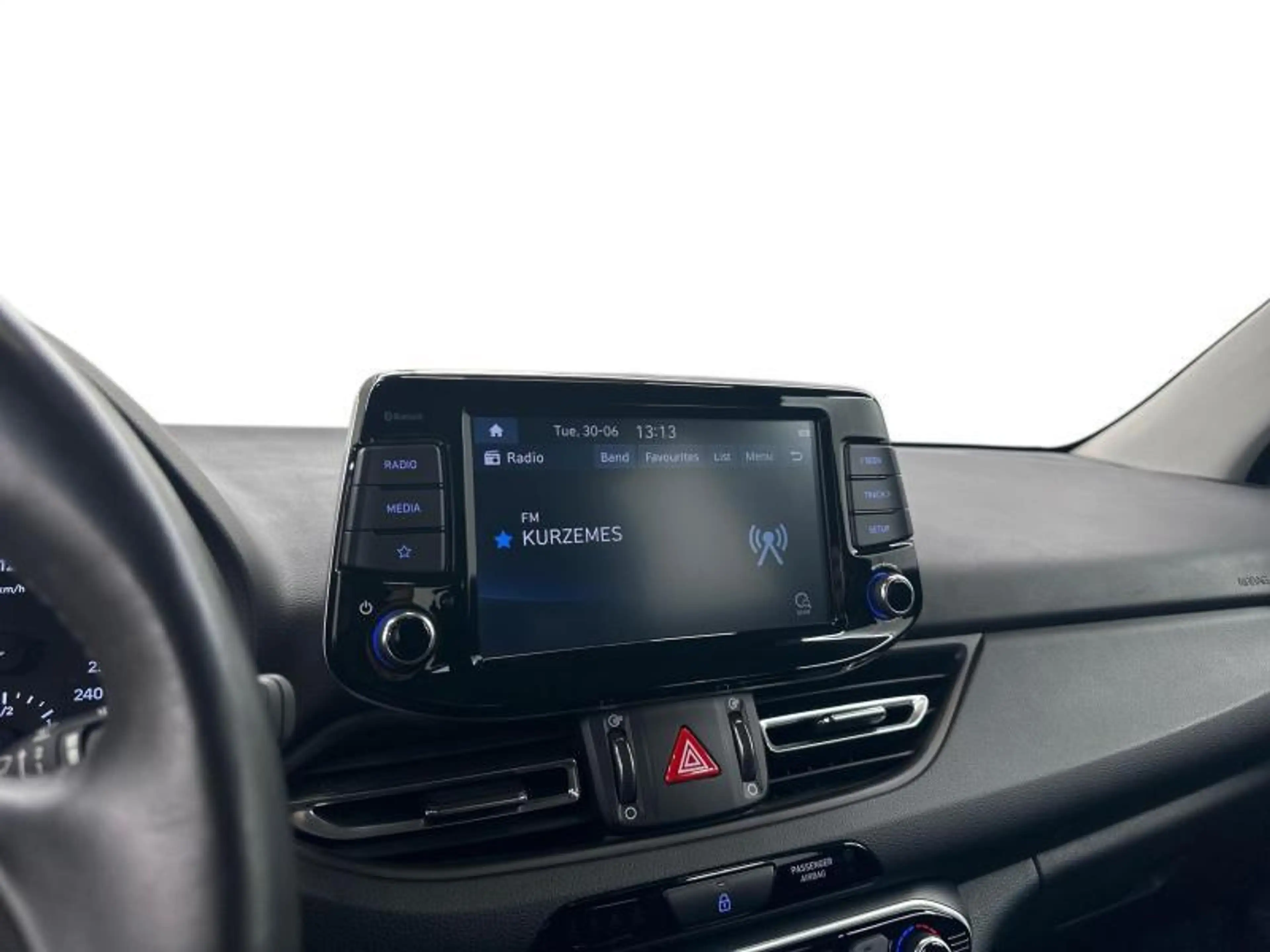 Hyundai i30 Wagon MHEV AT | winter pack — photo 11
