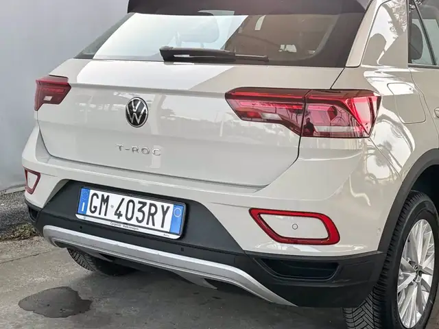 Volkswagen T-Roc view 18