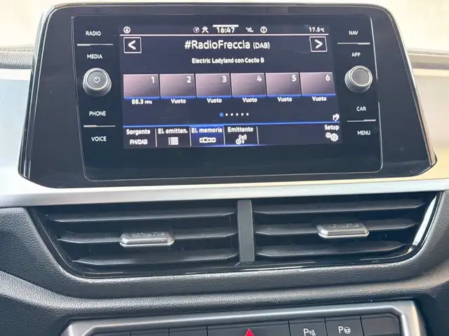 Volkswagen T-Roc view 24
