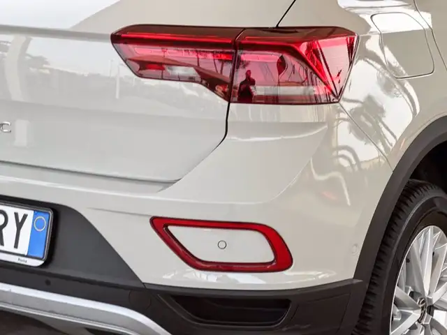 Volkswagen T-Roc view 17