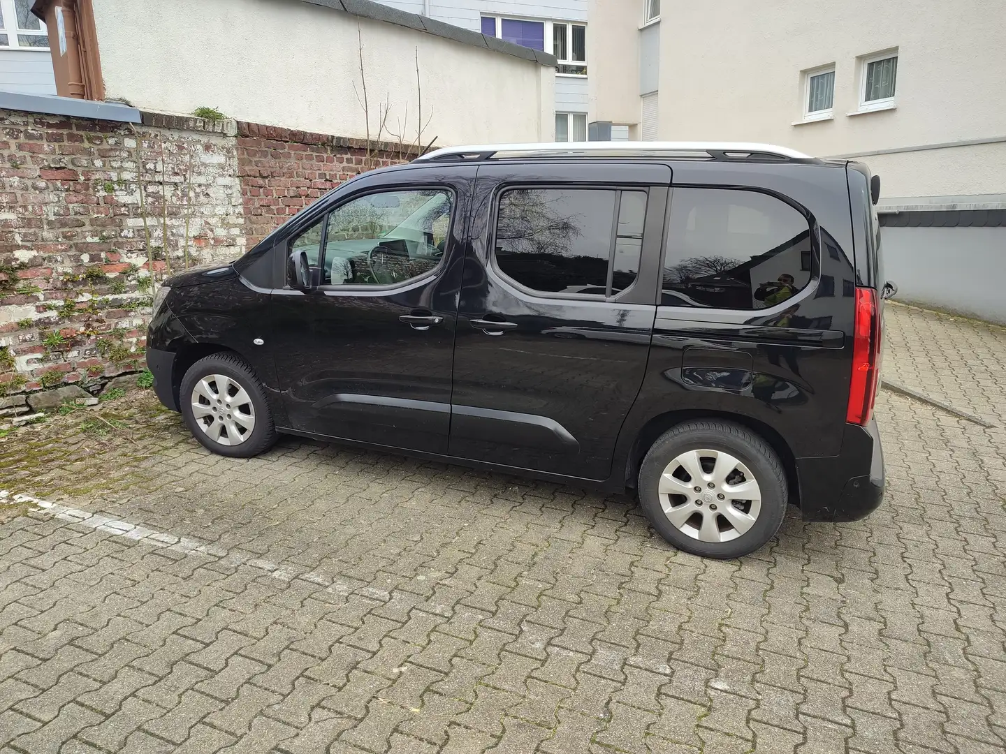 Opel Combo Life Combo Life 1.2 Turbo Start/Stop Edition Zwart - 1