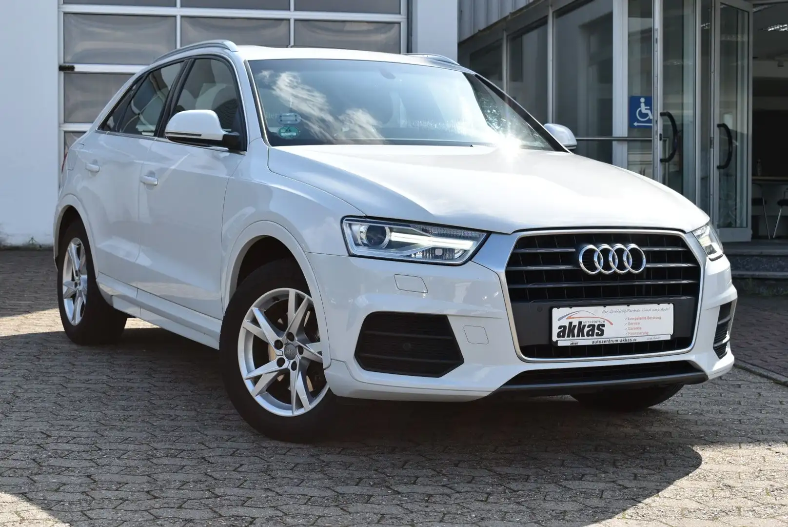 Audi Q3 1.4 TFSI sport *1.Hand*Panorama*Navi* Weiß - 1