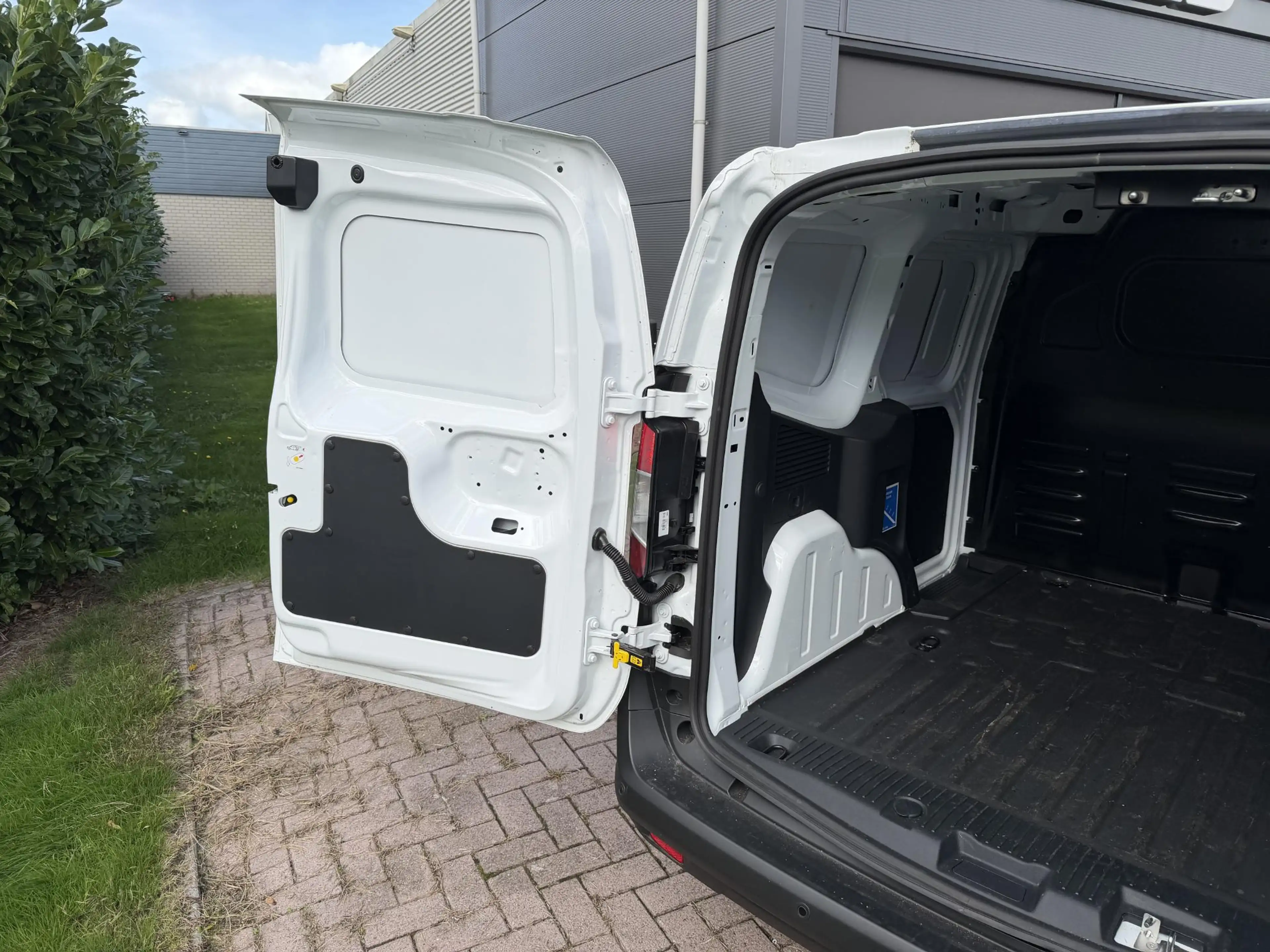 Ford Transit Courier E-Transit Trend 44 kWh 136pk Trekhaak | Achteruitr — photo 8