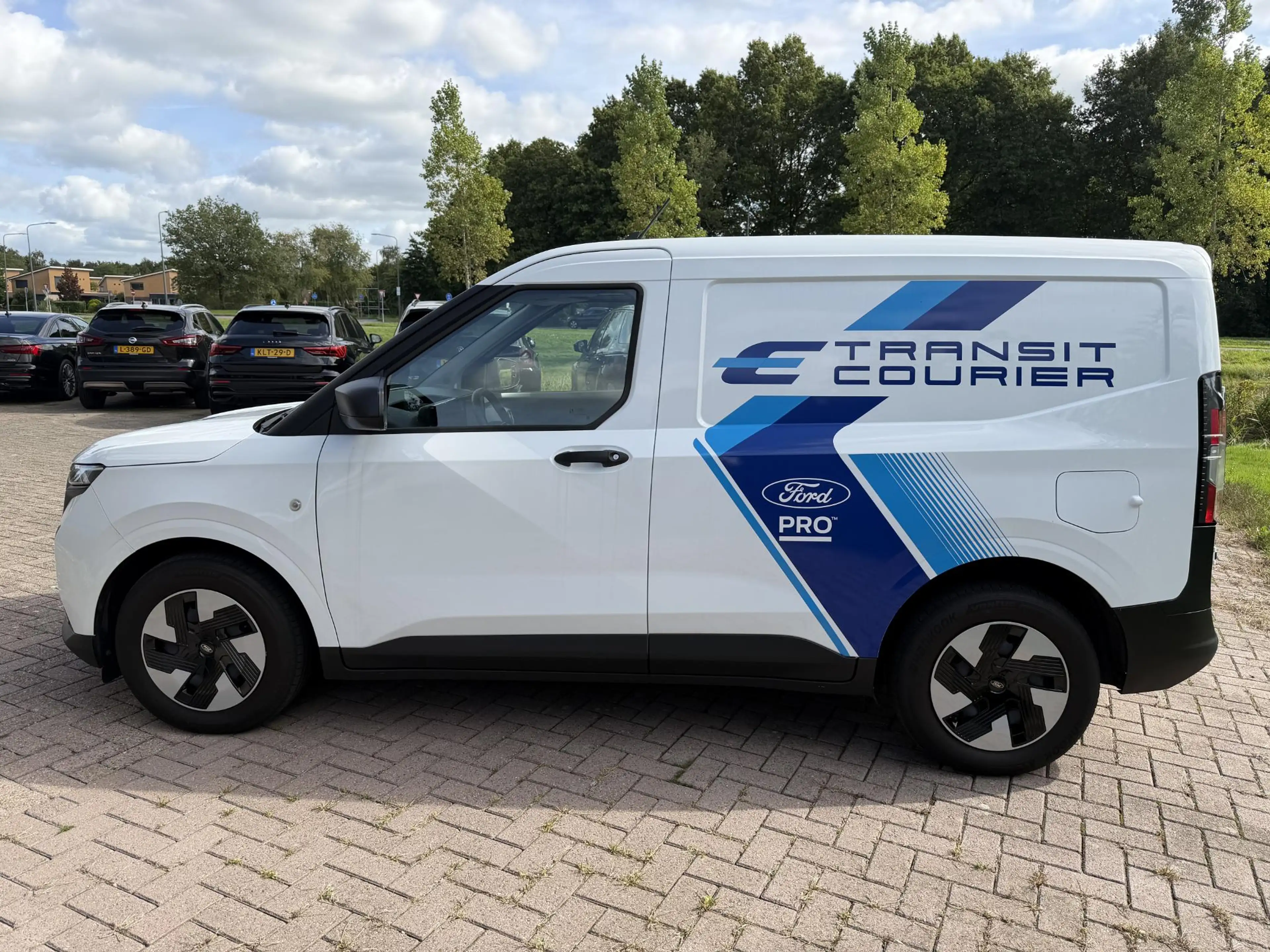 Ford Transit Courier E-Transit Trend 44 kWh 136pk Trekhaak | Achteruitr — photo 4
