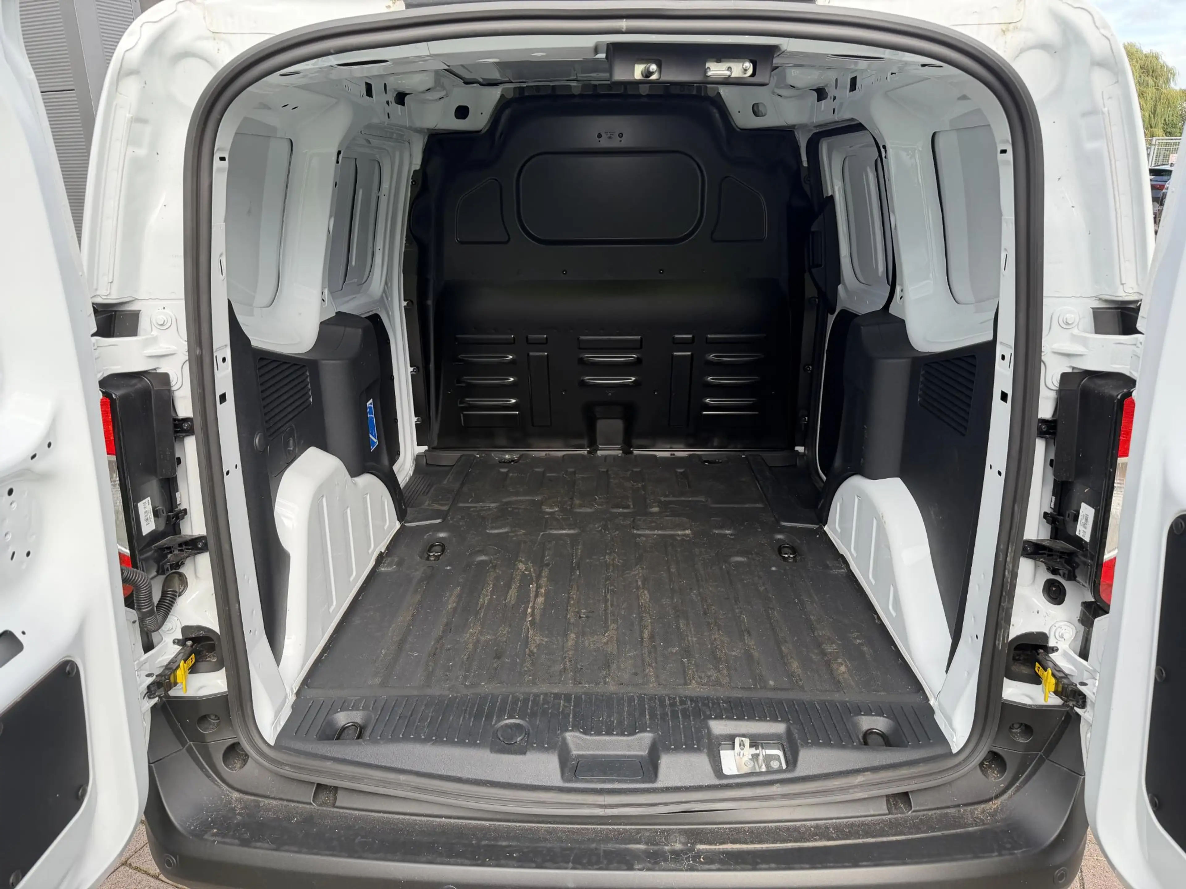 Ford Transit Courier E-Transit Trend 44 kWh 136pk Trekhaak | Achteruitr — photo 9